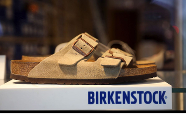 Firma Birkenstock, produkująca niezwykle obecnie popularne sandały i klapki, została założona w 1774