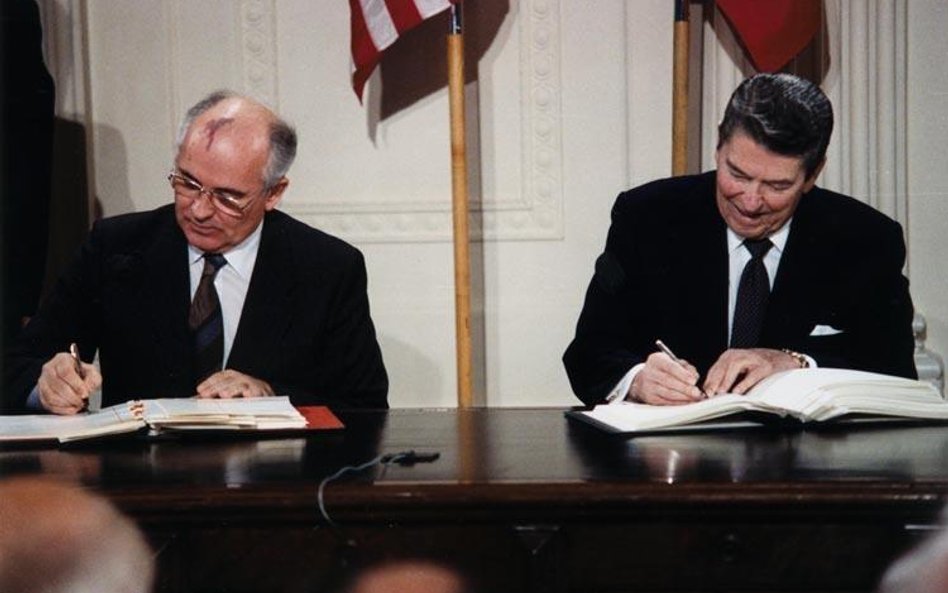 Michaił Gorbaczow i Ronald Reagan podpisują układ INF. Biały Dom, 8 grudnia 1987 r.