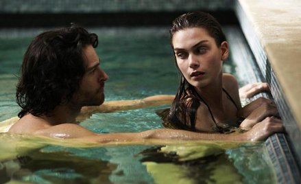 Dominic Allburn (Sebastien) i Maria Palm (Emma)