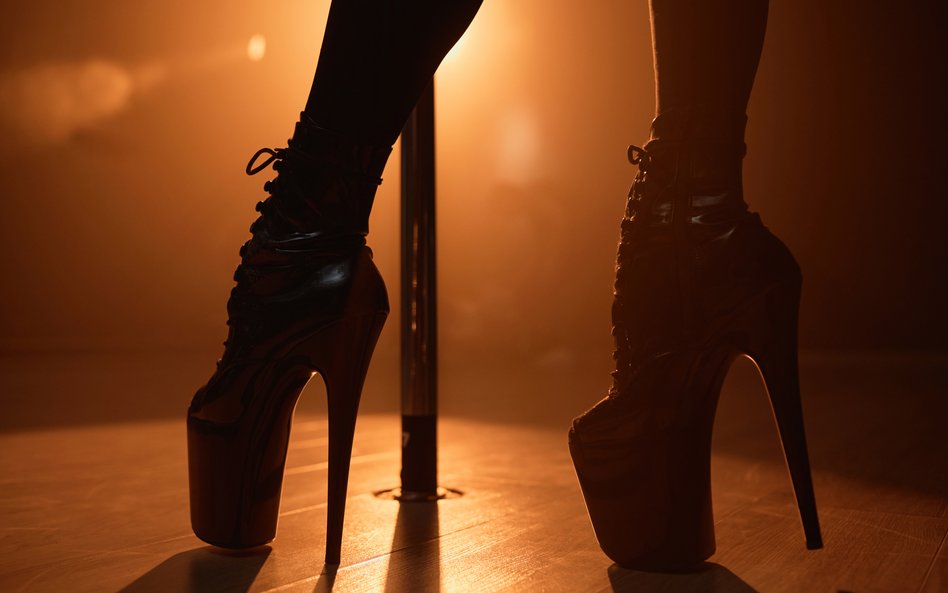 Policjanci i kelnerki okradali klientów klubów go-go. Jest akt oskarżenia