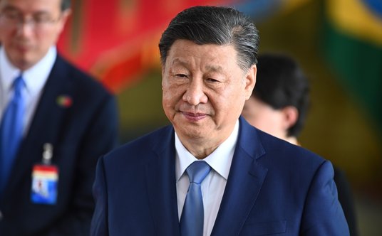 Chiński przywódca Xi Jinping wydaje się obecnie być w defensywie. Wygląda jednak na to, że będzie os