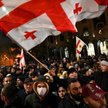 Manifestacja w Tbilisi w poniedziałkowy wieczór. Kilka godzin później policja rozpędziła demonstrant