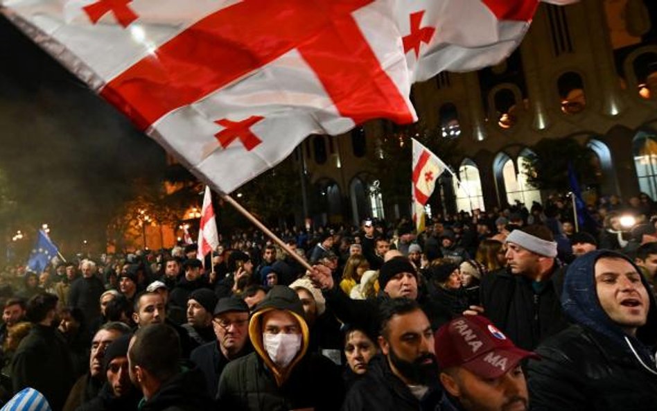 Manifestacja w Tbilisi w poniedziałkowy wieczór. Kilka godzin później policja rozpędziła demonstrant