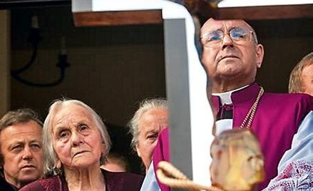 Relikwiarz ma 1,20 m. U dołu znajduje się kilka kamieni, którymi mordercy duchownego obciążyli jego 
