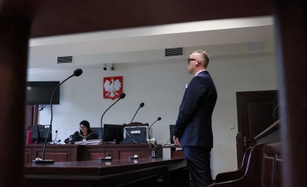 Oskarżony były policjant Janusz R. (P) i asesor Justyna Gabrysiak (L) w Sądzie Rejonowym w Pruszkowi