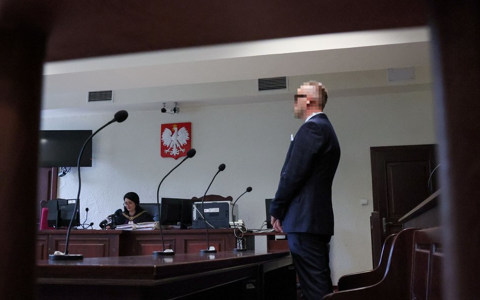 Oskarżony były policjant Janusz R. (P) i asesor Justyna Gabrysiak (L) w Sądzie Rejonowym w Pruszkowi