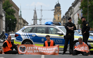 Aktywiści klimatyczni przykleili się do asfaltu w Monachium. 19 czerwca 2023 r.
