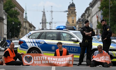 Aktywiści klimatyczni przykleili się do asfaltu w Monachium. 19 czerwca 2023 r.