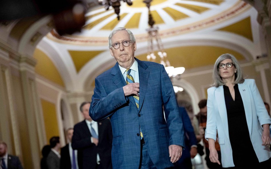 Przez ponad miesiąc nie widziano w Senacie lidera mniejszości republikańskiej Mitcha McConnella (roc