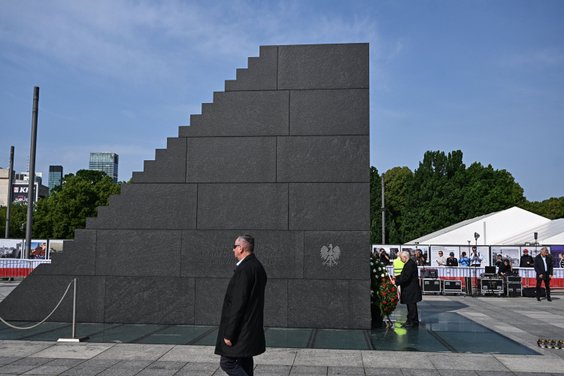 Prezes PiS Jarosław Kaczyński przed Pomnikiem Ofiar Tragedii Smoleńskiej 2010 roku na pl. Piłsudskie