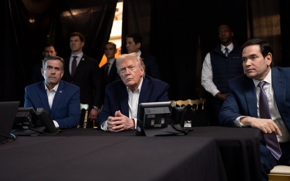 Prezydent USA Donald Trump wraz z Johnem Ratcliffem i Marco Rubio obserwuje przebieg ataku na Wenezu