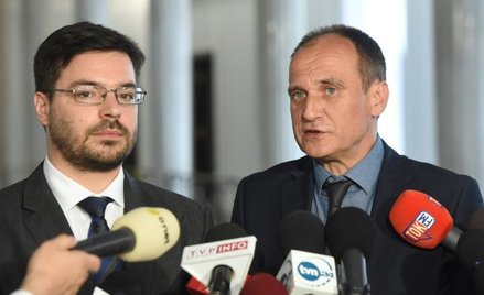 Wicemarszałek Sejmu Stanisław Tyszka (L) i lider Kukiz'15 Paweł Kukiz (P) podczas konferencji prasow