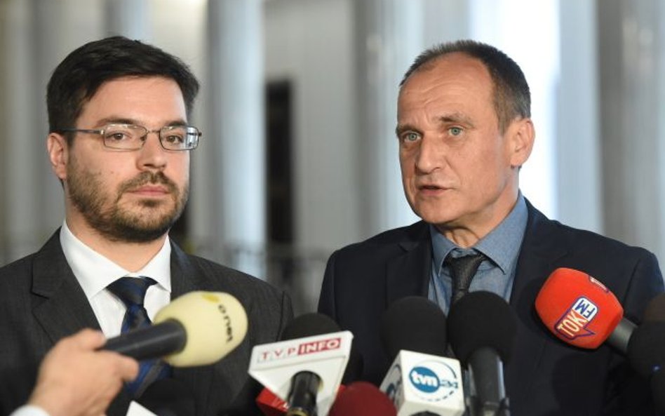 Wicemarszałek Sejmu Stanisław Tyszka (L) i lider Kukiz'15 Paweł Kukiz (P) podczas konferencji prasow