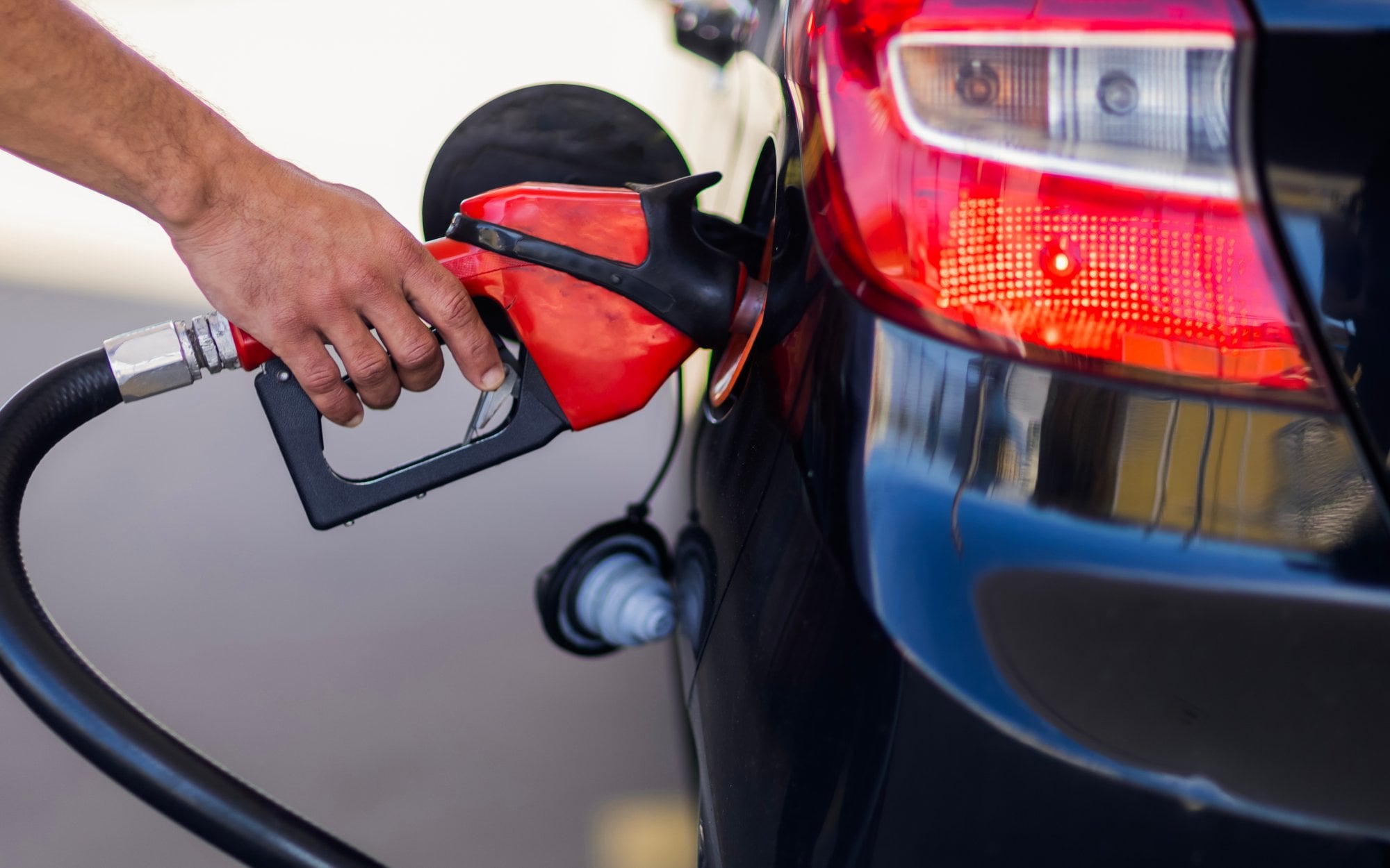 Orlen znowu obniża ceny hurtowe paliw. Tyle zapłacimy za benzynę i diesel