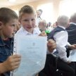 Niezamożni uczniowie przeżywają stres, gdy dowiadują się, że warunkiem otrzymania świadectwa jest ui