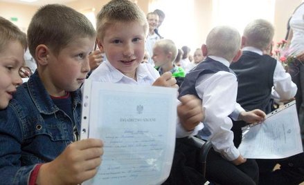 Niezamożni uczniowie przeżywają stres, gdy dowiadują się, że warunkiem otrzymania świadectwa jest ui