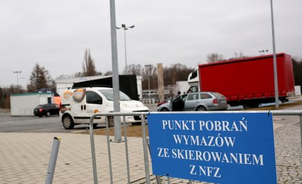 Nowo otwarty punkt poboru wymazów do badań na obecność koronawirusa przed halą Arena Gliwice