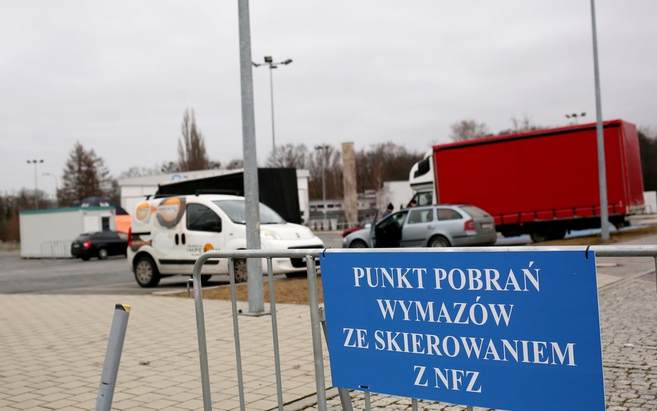 Nowo otwarty punkt poboru wymazów do badań na obecność koronawirusa przed halą Arena Gliwice