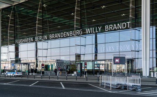 Najsławniejszy ogólnoniemiecki symbol. Port lotniczy Berlin-Brandenburg. Otwarty dziewięć lat po ter