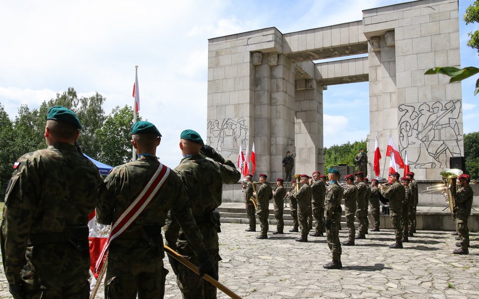 Obchody Narodowego Dnia Powstań Śląskich przed Pomnikiem Czynu Powstańczego na Górze Św. Anny