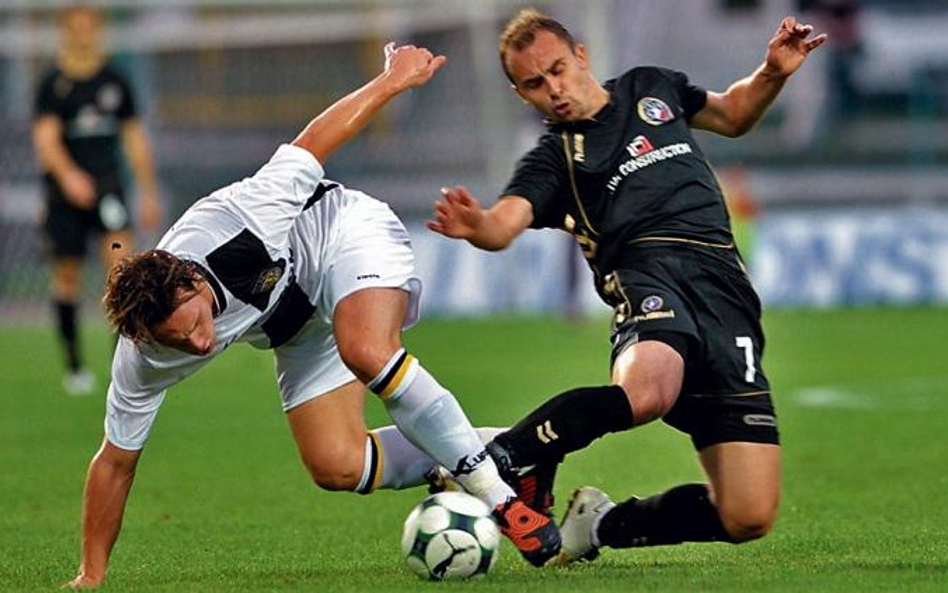 W pierwszym meczu Polonia przegrała z NAC Breda 0:1. Z prawej Adrian Mierzejewski