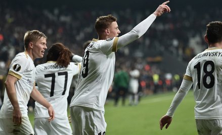 Jakub Piotrowski cieszy się z gola dla RC Genk