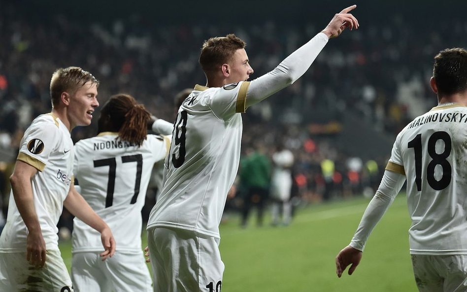 Jakub Piotrowski cieszy się z gola dla RC Genk