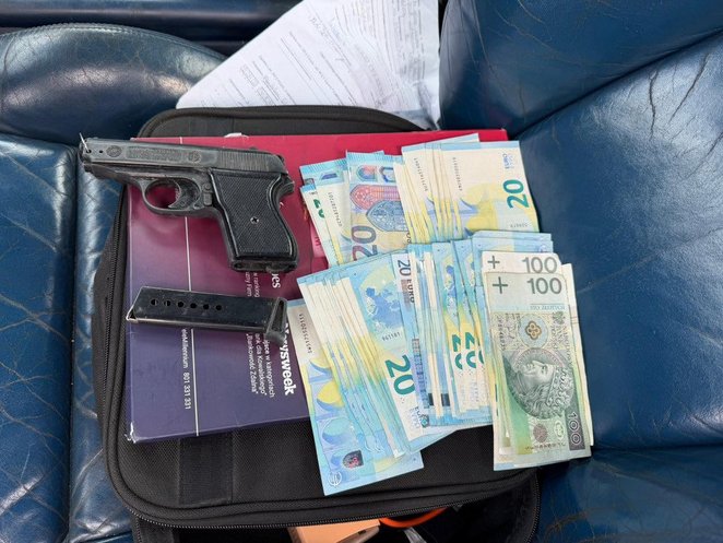 Wśród zabezpieczonych przez policjantów przedmiotów znalazły się telefony komórkowe, laptopy, nośnik