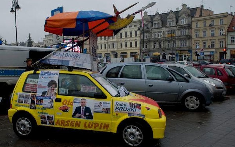 Samochód z logo partii złamie ciszę wyborczą