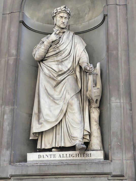 Przy Piazza degli Uffizi odnajdziemy posągi najważniejszych postaci związanych z Florencją, m.in. Da