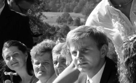 Zbyszek (Rafał Zawierucha) przy biesiadnym stole