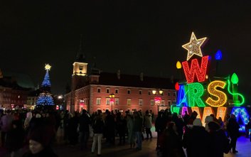 Tłumy warszawiaków przybyły na Stare Miasto, aby celebrować rozpoczęcie świątecznej iluminacji