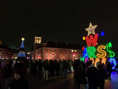 Tłumy warszawiaków przybyły na Stare Miasto, aby celebrować rozpoczęcie świątecznej iluminacji
