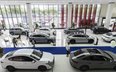 Pojazdy elektryczne firmy BYD Co. na wystawie w jednym z salonów firmy w Szanghaju w Chinach