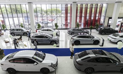 Pojazdy elektryczne firmy BYD Co. na wystawie w jednym z salonów firmy w Szanghaju w Chinach