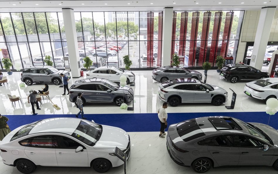 Pojazdy elektryczne firmy BYD Co. na wystawie w jednym z salonów firmy w Szanghaju w Chinach
