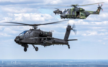 Holenderskie AH-64D eskortują smigłowiec NH90 niemieckiej Bundeswehry. Fot./Siły Powietrzne Holandii