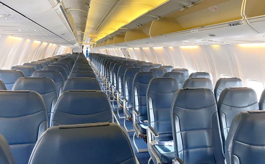 Boeing 737-900 jest wyjątkowo długi, może zabrać 215 pasażerów, podczas gdy zwykły 737-800 zabiera i