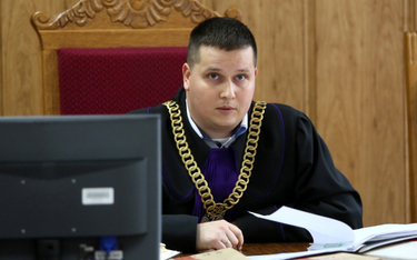 Sędzia Tomasz Trębicki na sali sądowej. Luty 2016 roku