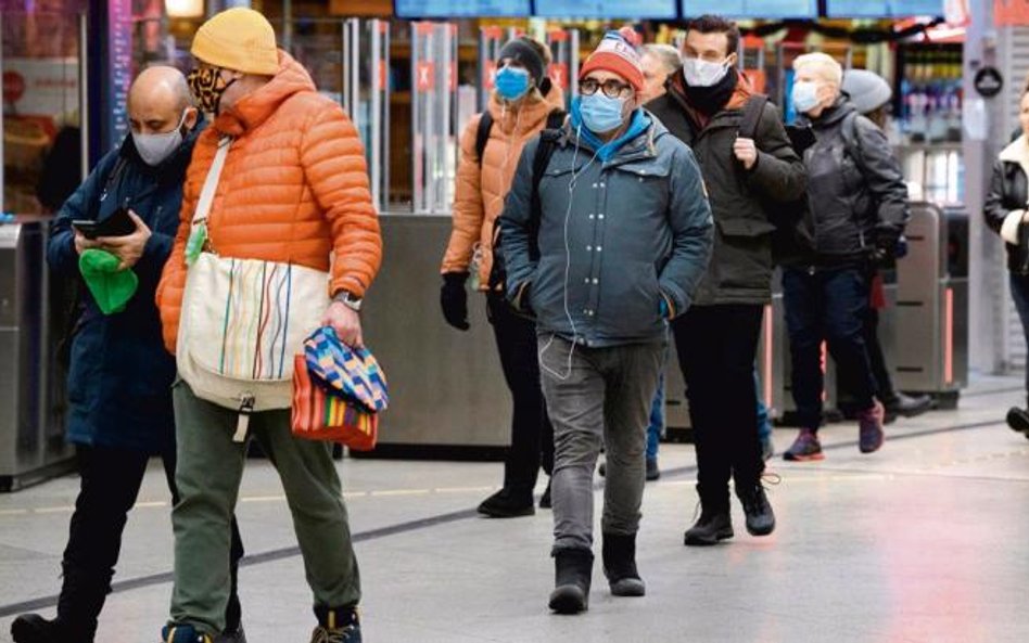 Nowy widok w komunikacji miejskiej w Sztokholmie – pasażerowie w maseczkach. Nadal nie są jednak obo