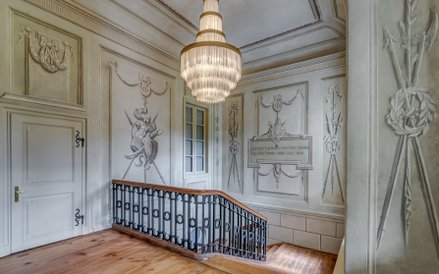 Ozdobą wnętrz pałacowych są m.in. naścienne malowidła z przełomu XVIII i XIX