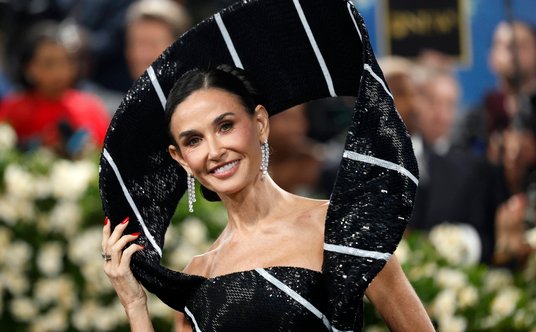 MET Gala 2025: Demi Moore w stylizacji Thom Browne.