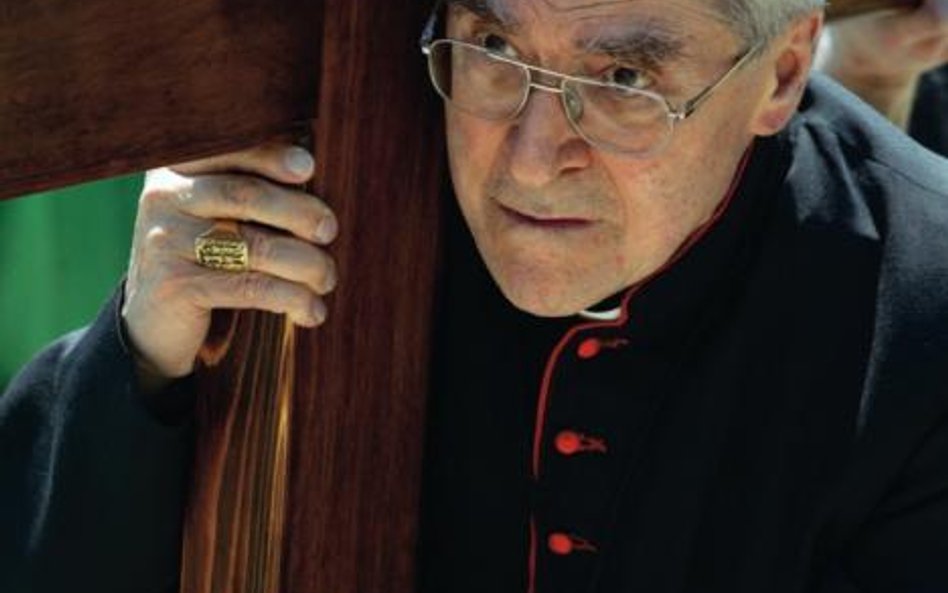 Kardynał Jean-Marie Lustiger podczas Drogi Krzyżowej