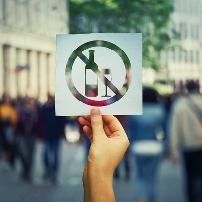 Większość dzielnic Warszawy negatywnie zaopiniowała projekty uchwał o nocnej prohibicji