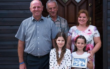 Anna i Bogusław Piotrowscy z rodziną – właściciele gospodarstwa agroturystycznego „U Bogusia”. Ich a