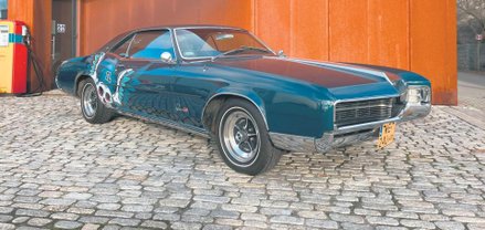 Pod długą maską Riviery GS pracuje 360-konny silnik, który zapewnia mnóstwo frajdy na drodze. Grafik