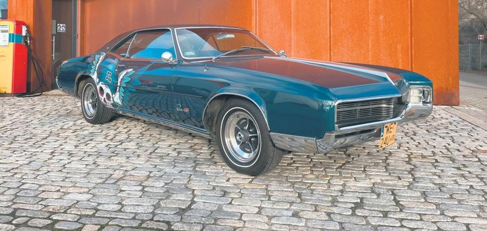 Pod długą maską Riviery GS pracuje 360-konny silnik, który zapewnia mnóstwo frajdy na drodze. Grafik