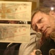 Prof. Leszek Balcerowicz ogląda wystawę polskich banknotów sprzed denominacji