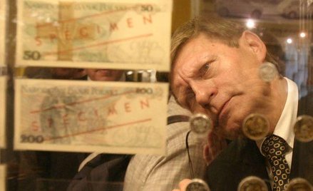 Prof. Leszek Balcerowicz ogląda wystawę polskich banknotów sprzed denominacji