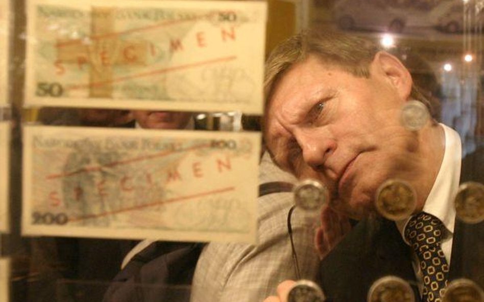 Prof. Leszek Balcerowicz ogląda wystawę polskich banknotów sprzed denominacji